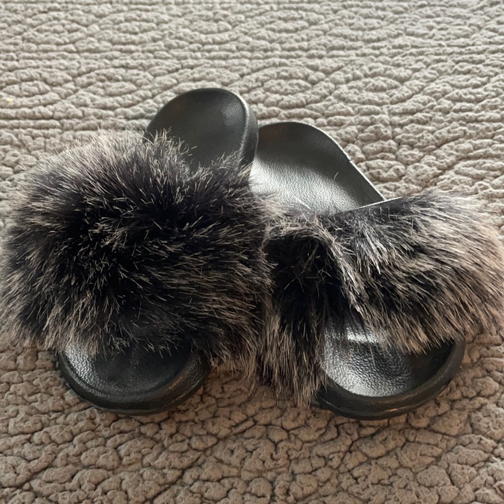 Black Fur-like Slipper/Flip flop
